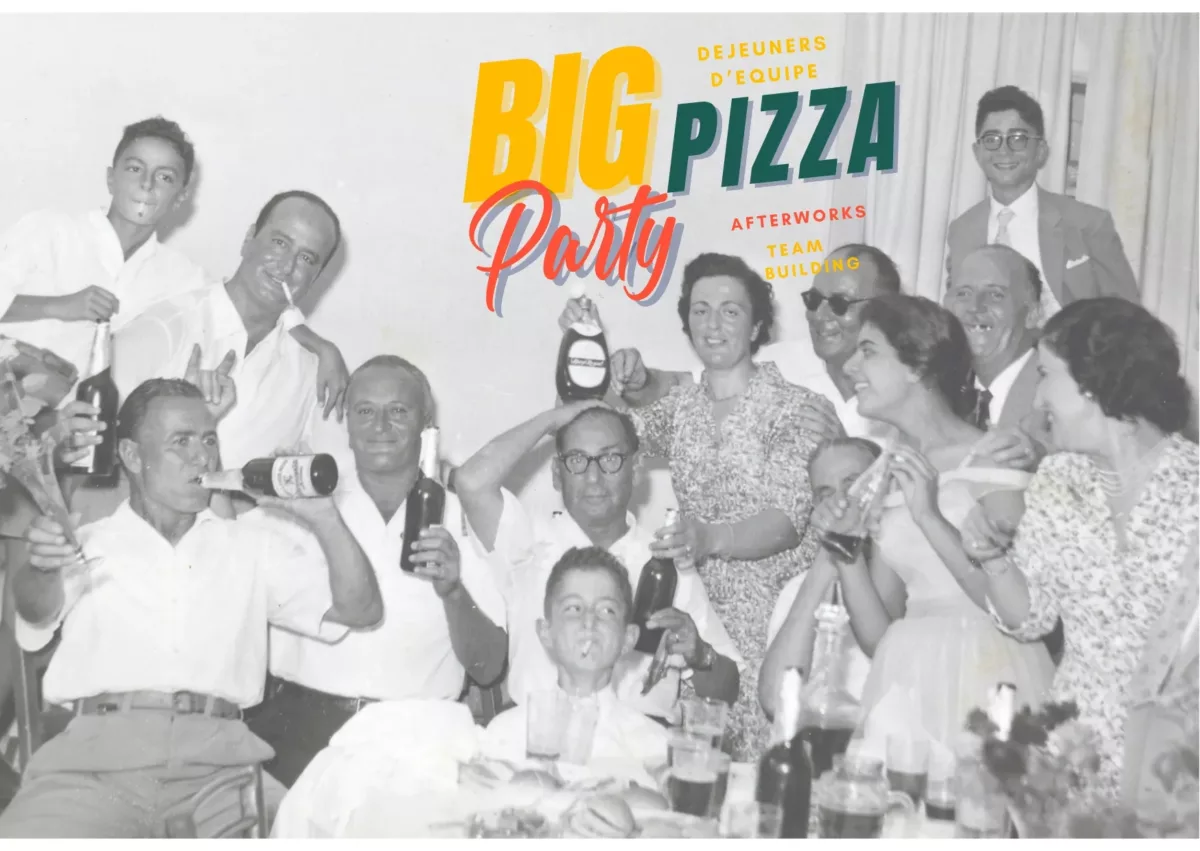 Photo sur laquelle on voit toute une famille italienne réunie pendant une fête. La photo est en noir et blanc